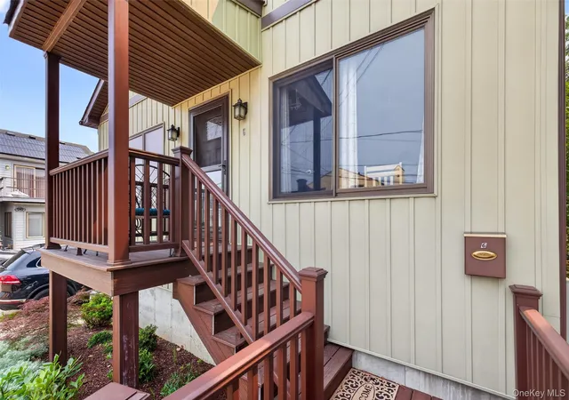 Photo 3 of Single family home for sale at 6 Howard Rd, Oyster Bay, NY 11709 | MLS# 1026338 | Listing updated on 2026-09-18