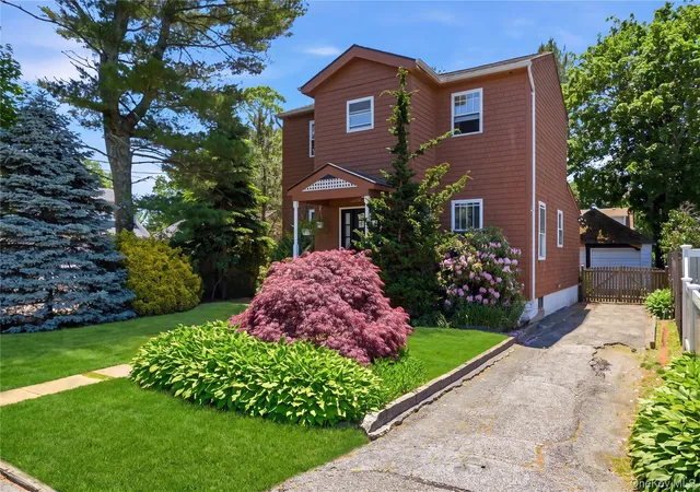 Photo 3 of Sale Pending at 100 Elm St, Islip, NY 11751 | MLS# 1026497 | Listing updated on 2026-09-18