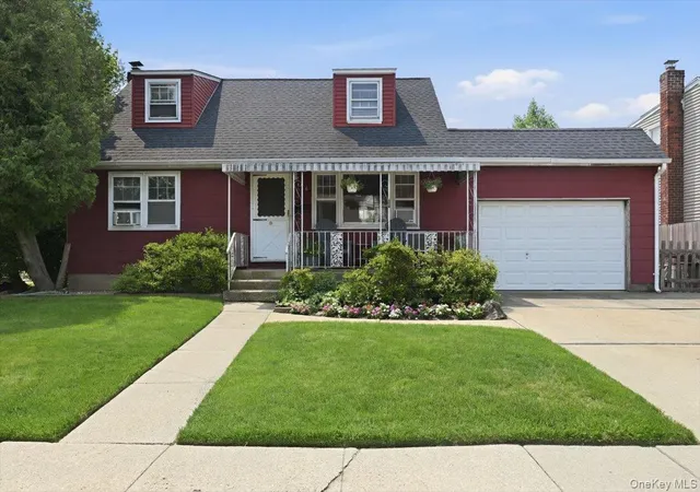 Photo 1 of Sale Pending at 256 N Beech St, Oyster Bay, NY 11758 | MLS# 1026547 | Listing updated on 2026-09-18
