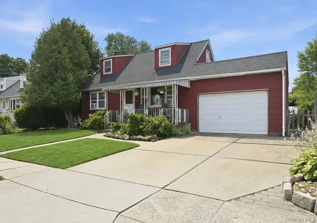 Photo 3 of Sale Pending at 256 N Beech St, Oyster Bay, NY 11758 | MLS# 1026547 | Listing updated on 2026-09-18