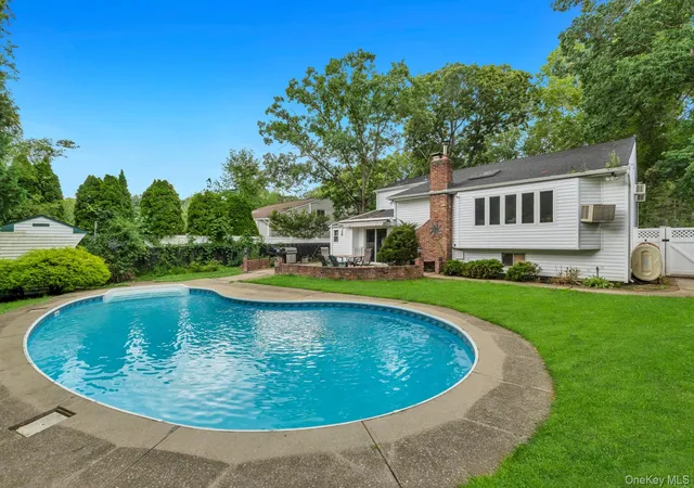 Photo 4 of Sale Pending at 22 Cornelia Ln, Smithtown, NY 11755 | MLS# 1026900 | Listing updated on 2026-10-01
