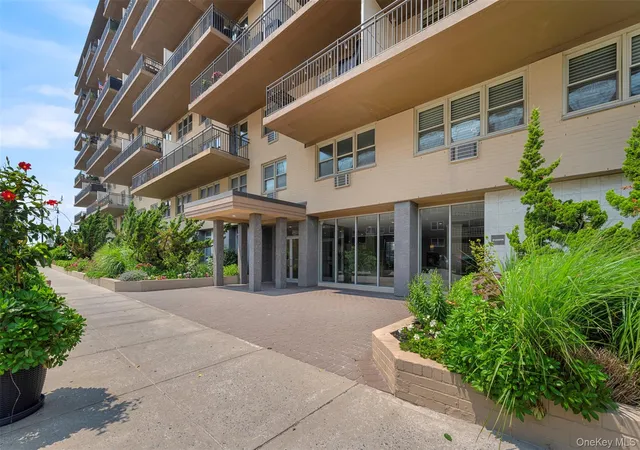 Photo 3 of Sale Pending at 25 Neptune Blvd #6F, Long Beach, NY 11561 | MLS# 1027184 | Listing updated on 2026-09-18