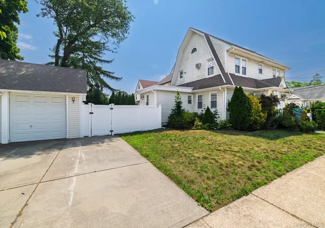 Listing Photo 4 - Condo for sale in building located at 59 Hampton Rd, Lynbrook, NY 11563