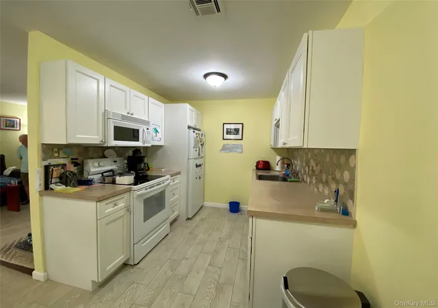 Photo 4 of Sale Pending at 274 Berwick Ct #C, Brookhaven, NY 11961 | MLS# 1027557 | Listing updated on 2026-09-18