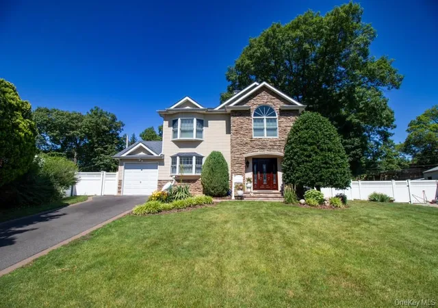 Photo 1 of Single family home for sale at 5 Hickory Ln, North Hempstead, NY 11577 | MLS# 1027617 | Listing updated on 2026-09-23