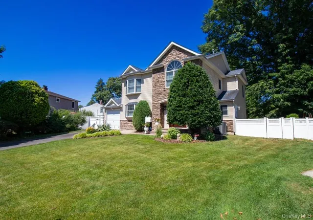 Photo 2 of Single family home for sale at 5 Hickory Ln, North Hempstead, NY 11577 | MLS# 1027617 | Listing updated on 2026-09-23