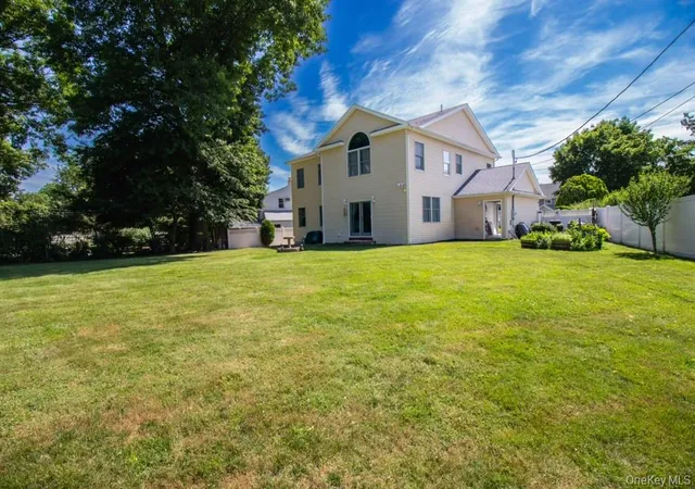 Photo 3 of Single family home for sale at 5 Hickory Ln, North Hempstead, NY 11577 | MLS# 1027617 | Listing updated on 2026-09-23