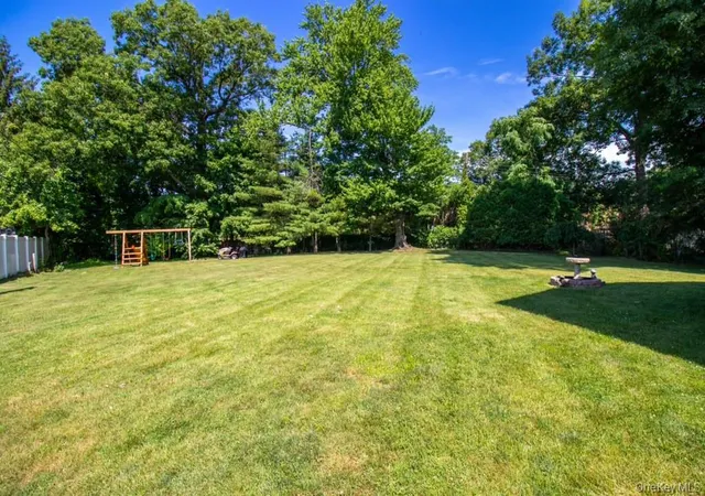 Photo 3 of Single family home for sale at 5 Hickory Ln, North Hempstead, NY 11577 | MLS# 1027617 | Listing updated on 2026-09-23