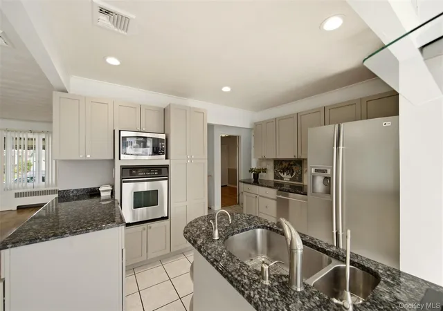 Photo 4 of Single family home for sale at 160 Clearmeadow Dr, Hempstead, NY 11554 | MLS# 1028531 | Listing updated on 2026-09-16