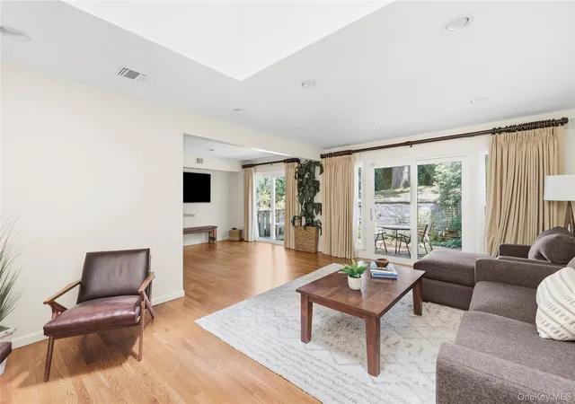 Listing Photo 4 - Condo for sale in building located at 26 Jennings Ln, Oyster Bay, NY 11797