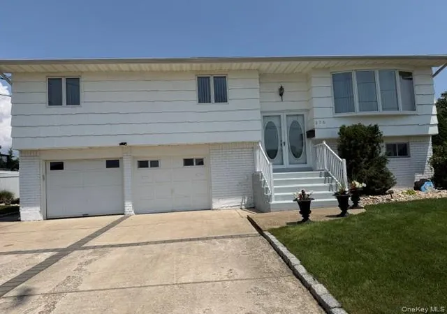 Photo 1 of Sale Pending at 276 N Lewis Ave, Babylon, NY 11757 | MLS# 1029546 | Listing updated on 2026-09-18