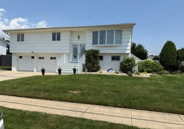 Photo 3 of Sale Pending at 276 N Lewis Ave, Babylon, NY 11757 | MLS# 1029546 | Listing updated on 2026-09-18