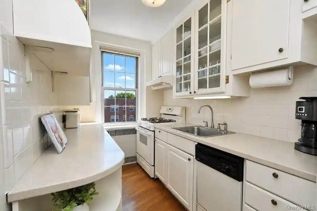 Listing Photo 2 - Condo for sale in 253 Garth Rd located at 253 Garth Rd, Scarsdale, NY 10583 - Unit #6F