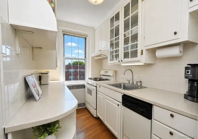 Listing Photo 2 - Condo for sale in building located at 253 Garth Rd, Scarsdale, NY 10583 - Unit #6F