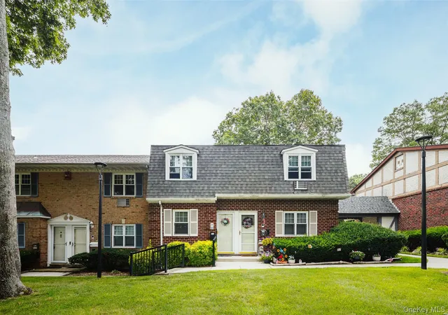 Photo 2 of Sale Pending at 11 Glen Holw Dr #D46, Brookhaven, NY 11742 | MLS# 1029944 | Listing updated on 2026-09-18