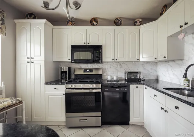 Photo 3 of Sale Pending at 11 Glen Holw Dr #D46, Brookhaven, NY 11742 | MLS# 1029944 | Listing updated on 2026-09-18
