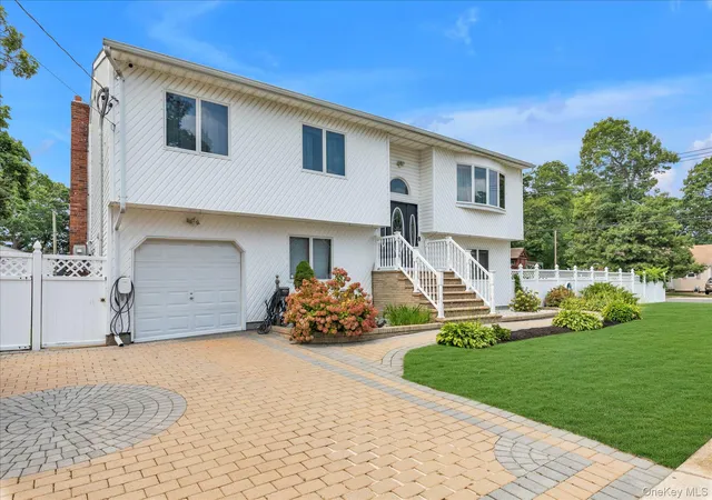 Photo 3 of Single family home for sale at 583 N Erie Ave, Babylon, NY 11757 | MLS# 1030232 | Listing updated on 2026-09-18