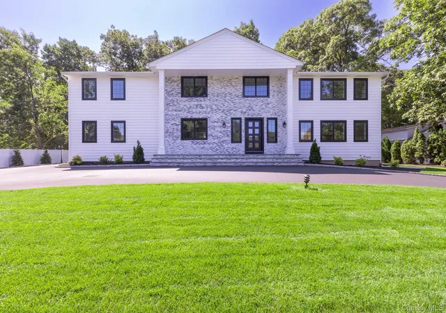 Photo 1 of Single family home for sale at 5 Hemingway Dr, Huntington, NY 11746 | MLS# 1030573 | Listing updated on 2026-09-16
