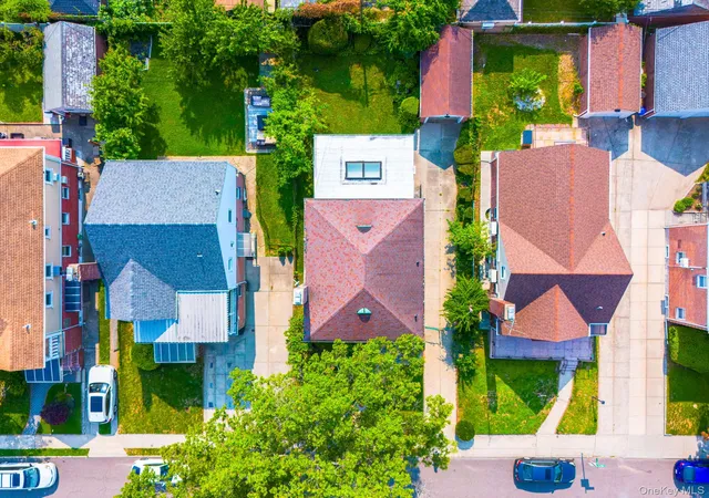 Photo 3 of Single family home for sale at 76 26 176th Street, New York, NY 11366 | MLS# 1030937 | Listing updated on 2026-09-18