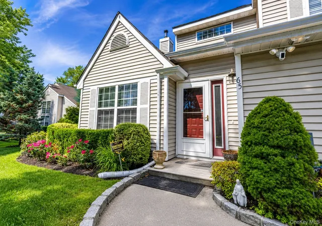 Photo 3 of Sale Pending at 65 Mystic Cir, Islip, NY 11706 | MLS# 1030985 | Listing updated on 2026-09-18