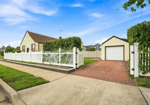 Photo 3 of Sale Pending at 39 Emma St, Oyster Bay, NY 11714 | MLS# 1030992 | Listing updated on 2026-09-29