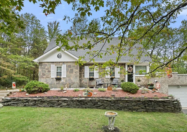 Photo 3 of Single family home for sale at 17 Nightingale Trl E, Mamakating, NY 12790 | MLS# 1031508 | Listing updated on 2026-09-16