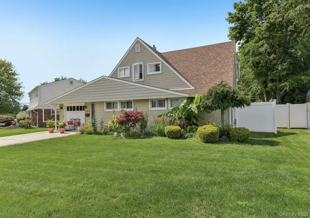 Photo 3 of Sale Pending at 170 Tardy Ln S, Hempstead, NY 11793 | MLS# 1032092 | Listing updated on 2026-09-18