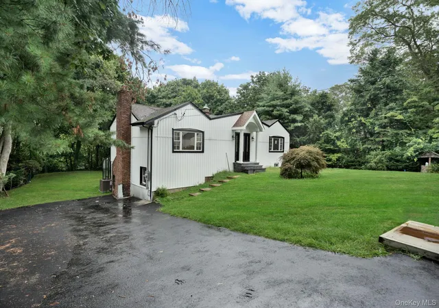 Photo 2 of Single family home for sale at 7 Weinmann Blvd, Huntington, NY 11747 | MLS# 1032254 | Listing updated on 2026-09-16