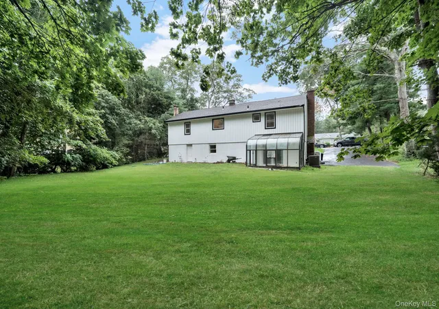 Photo 3 of Single family home for sale at 7 Weinmann Blvd, Huntington, NY 11747 | MLS# 1032254 | Listing updated on 2026-09-16