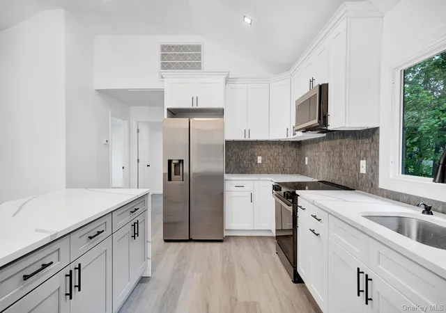 Photo 4 of Single family home for sale at 7 Weinmann Blvd, Huntington, NY 11747 | MLS# 1032254 | Listing updated on 2026-09-16