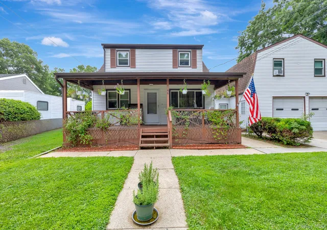 Photo 3 of Sale Pending at 46 Pentmoor Dr, Brookhaven, NY 11950 | MLS# 1032463 | Listing updated on 2026-09-18