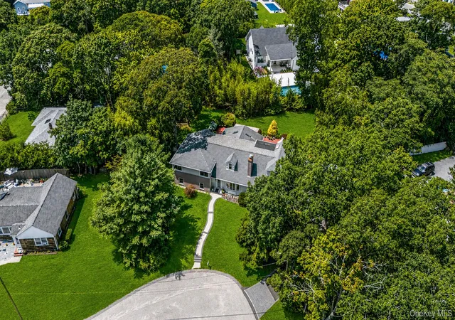 Photo 3 of Sale Pending at 3 Oak Ct, Southampton, NY 11946 | MLS# 1032598 | Listing updated on 2026-09-18