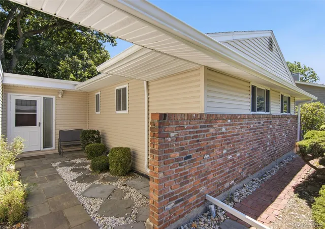Photo 3 of Sale Pending at 9 Bowman Ln, Smithtown, NY 11754 | MLS# 1032953 | Listing updated on 2026-09-18