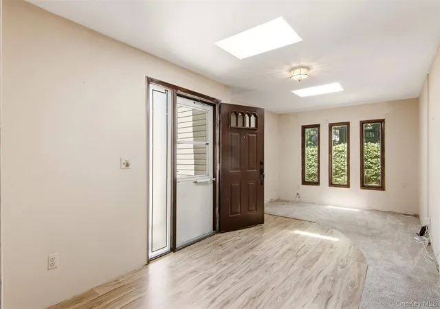 Photo 3 of Sale Pending at 9 Bowman Ln, Smithtown, NY 11754 | MLS# 1032953 | Listing updated on 2026-09-18