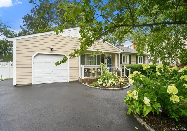 Photo 2 of Sale Pending at 333 Ontario St, Islip, NY 11779 | MLS# 1033085 | Listing updated on 2026-09-18