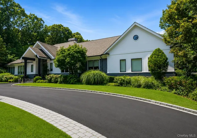 Photo 2 of Single family home for sale at 537 Split Rock Rd, Oyster Bay, NY 11791 | MLS# 1033228 | Listing updated on 2026-10-11