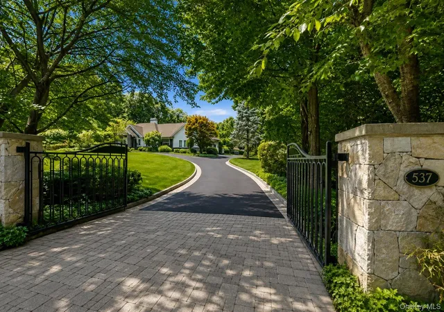 Photo 3 of Single family home for sale at 537 Split Rock Rd, Oyster Bay, NY 11791 | MLS# 1033228 | Listing updated on 2026-10-11