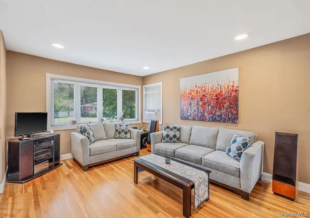 Photo 3 of Sale Pending at 18 Brocton Ln, Smithtown, NY 11754 | MLS# 1033237 | Listing updated on 2026-09-18