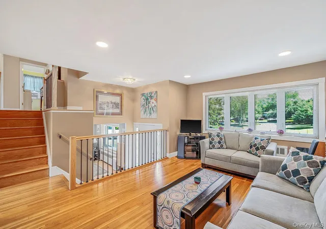 Photo 3 of Sale Pending at 18 Brocton Ln, Smithtown, NY 11754 | MLS# 1033237 | Listing updated on 2026-09-18