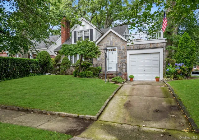 Photo 17 of Sale Pending at 37 Maple Dr, North Hempstead, NY 11040 | MLS# 1033469 | Listing updated on 2026-09-18