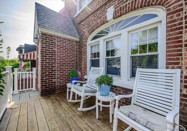 Photo 3 of Sale Pending at 516 W Market St, Long Beach, NY 11561 | MLS# 1033697 | Listing updated on 2026-09-18