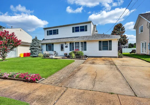 Photo 2 of Sale Pending at 24 Seaton St, Oyster Bay, NY 11758 | MLS# 1033854 | Listing updated on 2026-09-18