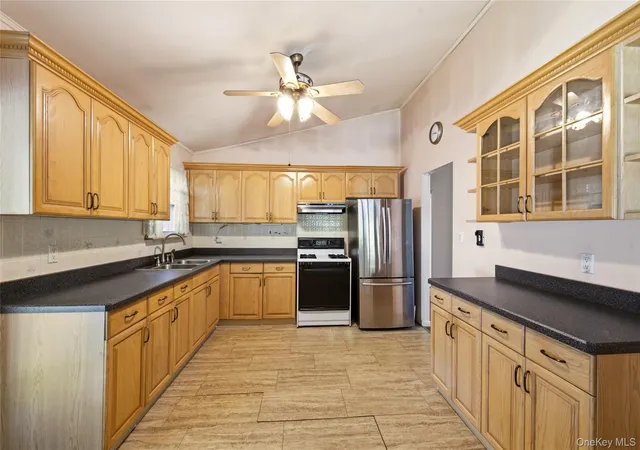 Photo 4 of Sale Pending at 29 Penn Dr, Smithtown, NY 11787 | MLS# 1034371 | Listing updated on 2026-09-18