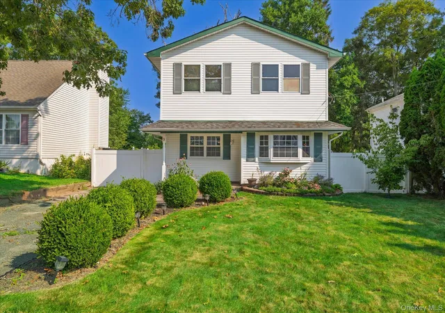 Photo 1 of Single family home for sale at 9 Robinson Dr, Brookhaven, NY 11967 | MLS# 1036276 | Listing updated on 2026-09-18