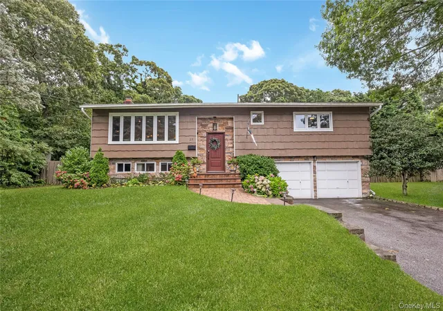 Photo 1 of Sale Pending at 27 Baywood Ln, Islip, NY 11705 | MLS# 1036830 | Listing updated on 2026-09-18