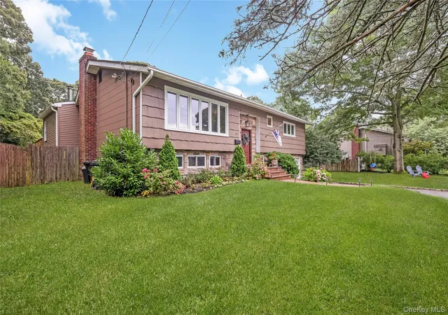 Photo 2 of Sale Pending at 27 Baywood Ln, Islip, NY 11705 | MLS# 1036830 | Listing updated on 2026-09-18