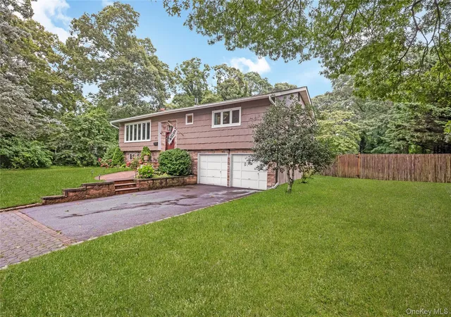 Photo 3 of Sale Pending at 27 Baywood Ln, Islip, NY 11705 | MLS# 1036830 | Listing updated on 2026-09-18