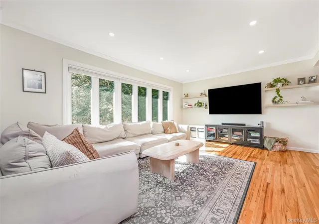Photo 3 of Sale Pending at 27 Baywood Ln, Islip, NY 11705 | MLS# 1036830 | Listing updated on 2026-09-18