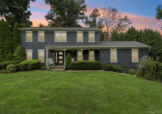 Photo 1 of Single family home for sale at 6 Pebble Hl Ct, Huntington, NY 11768 | MLS# 1036992 | Listing updated on 2026-09-17