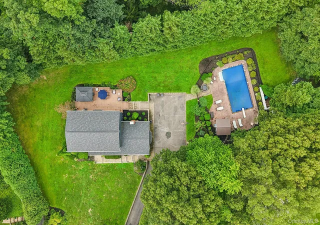 Photo 2 of Single family home for sale at 6 Pebble Hl Ct, Huntington, NY 11768 | MLS# 1036992 | Listing updated on 2026-09-17